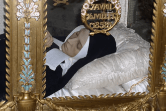 St. Bernadette Soubirous adalah jenazah yang tak lekang dimakan waktu dan tetap cantik hingga kini. Sumber Artikel berjudul " St. Bernadette, Kisah Mumi Cantik Ratusan Tahun dari Prancis yang Masih Utuh sampai Sekarang ", selengkapnya dengan link: https://deskjabar.pikiran-rakyat.com/internasional/pr-1134760462/st-bernadette-kisah-mumi-cantik-ratusan-tahun-dari-prancis-yang-masih-utuh-sampai-sekarang